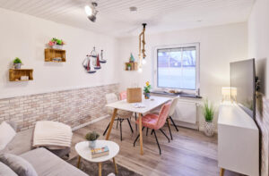 Ferienwohnung Kunst in Greetsiel mit stilvollem Wohnbereich